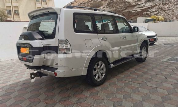 Buy Used Mitsubishi Pajero White Car in al–Buraymi in adh-Dhahirah Buy Used Mitsubishi Pajero White Car in al–Buraymi in adh-Dhahirah
