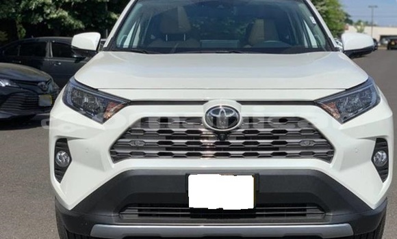 Buy Used Toyota RAV4 White Car in Muscat in Masqat Buy Used Toyota RAV4 White Car in Muscat in Masqat