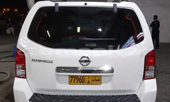 Buy Used Nissan Pathfinder White Car in Muscat in Masqat Buy Used Nissan Pathfinder White Car in Muscat in Masqat