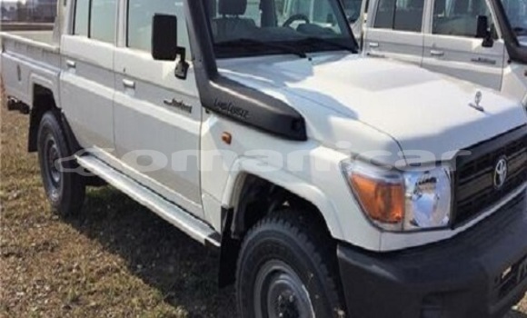 Buy Used Toyota Land Cruiser White Car in Muscat in Masqat