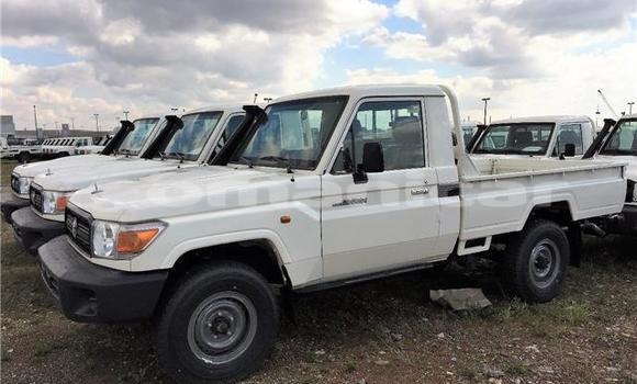 Buy Used Toyota Land Cruiser White Car in Muscat in Masqat Buy Used Toyota Land Cruiser White Car in Muscat in Masqat