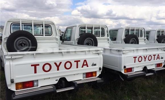 Buy Used Toyota Land Cruiser White Car in Muscat in Masqat Buy Used Toyota Land Cruiser White Car in Muscat in Masqat