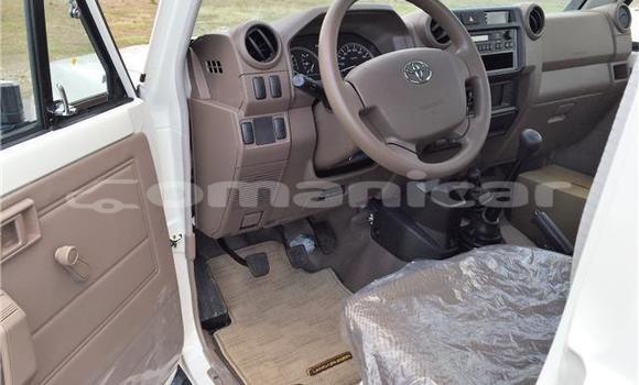 Buy Used Toyota Land Cruiser White Car in Muscat in Masqat Buy Used Toyota Land Cruiser White Car in Muscat in Masqat