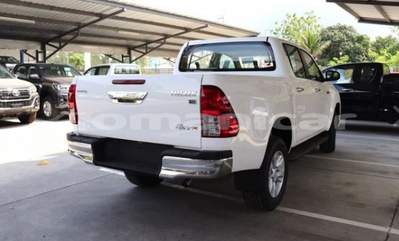 Buy Used Toyota Hilux White Car in Wadi Al Kabir in Masqat Buy Used Toyota Hilux White Car in Wadi Al Kabir in Masqat
