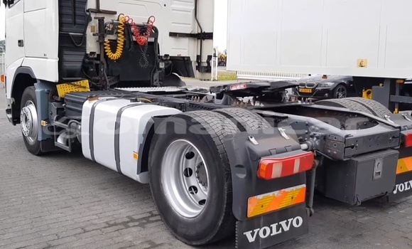 Buy Used Volvo F4 White Truck in Muscat in Masqat Buy Used Volvo F4 White Truck in Muscat in Masqat