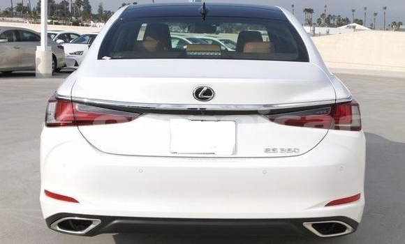 Buy Used Lexus ES White Car in Muscat in Masqat Buy Used Lexus ES White Car in Muscat in Masqat