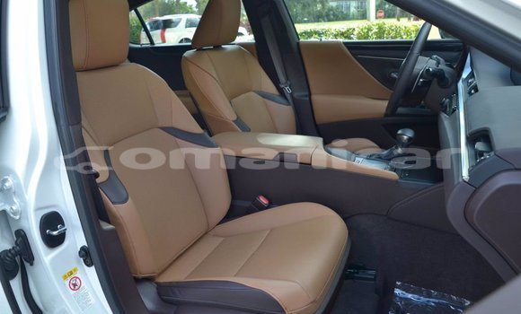 Buy Used Lexus ES White Car in as–Suwayq in al-Batinah Buy Used Lexus ES White Car in as–Suwayq in al-Batinah