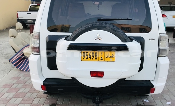 Buy Used Mitsubishi Pajero White Car in Muscat in Masqat Buy Used Mitsubishi Pajero White Car in Muscat in Masqat