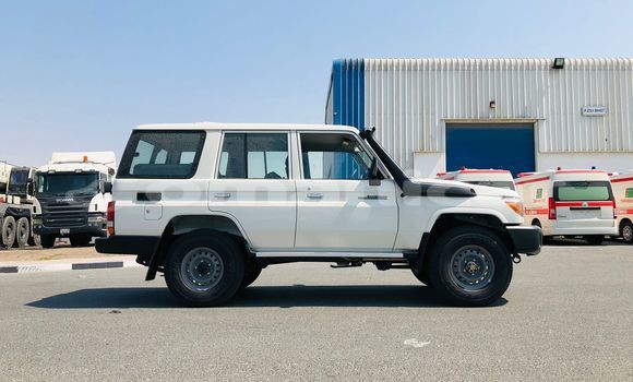 Buy Used Toyota Land Cruiser White Car in Al khuwair in al-Batinah Buy Used Toyota Land Cruiser White Car in Al khuwair in al-Batinah