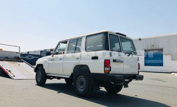 Buy Used Toyota Land Cruiser White Car in Al khuwair in al-Batinah Buy Used Toyota Land Cruiser White Car in Al khuwair in al-Batinah