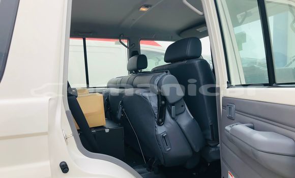 Buy Used Toyota Land Cruiser White Car in Al khuwair in al-Batinah Buy Used Toyota Land Cruiser White Car in Al khuwair in al-Batinah