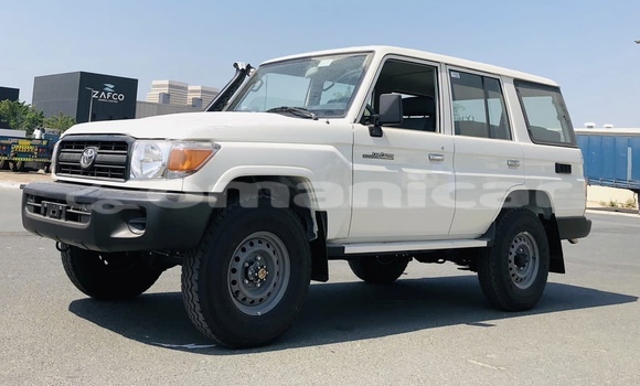 Buy Used Toyota Land Cruiser White Car in Bawshar in Masqat Buy Used Toyota Land Cruiser White Car in Bawshar in Masqat