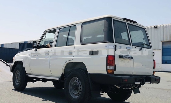 Buy Used Toyota Land Cruiser White Car in Bawshar in Masqat Buy Used Toyota Land Cruiser White Car in Bawshar in Masqat