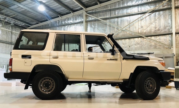 Buy Used Toyota Land Cruiser White Car in Bawshar in Masqat Buy Used Toyota Land Cruiser White Car in Bawshar in Masqat