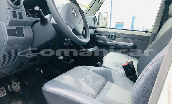 Buy Used Toyota Land Cruiser White Car in Bawshar in Masqat Buy Used Toyota Land Cruiser White Car in Bawshar in Masqat