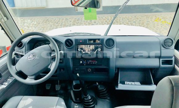 Buy Used Toyota Land Cruiser White Car in Muscat in Masqat Buy Used Toyota Land Cruiser White Car in Muscat in Masqat