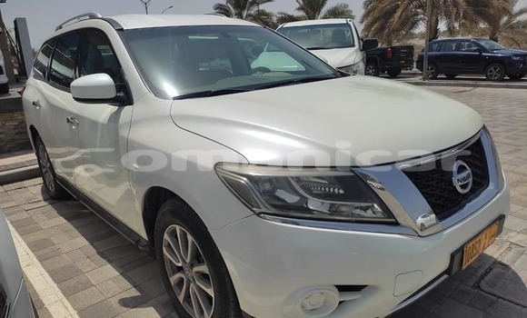 Buy Used Nissan Pathfinder White Car in Masqat in Masqat Buy Used Nissan Pathfinder White Car in Masqat in Masqat
