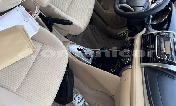 Buy Used Toyota Yaris White Car in Masqat in Masqat Buy Used Toyota Yaris White Car in Masqat in Masqat