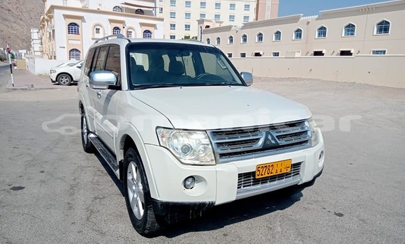 Buy Used Mitsubishi Pajero White Car in Masqat in Masqat Buy Used Mitsubishi Pajero White Car in Masqat in Masqat