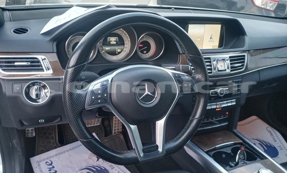 Buy Used Mercedes-Benz Esprit White Car in Masqat in Masqat Buy Used Mercedes-Benz Esprit White Car in Masqat in Masqat