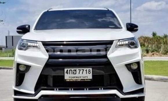 Buy Used Toyota Fortuner White Car in Wadi Al Kabir in Masqat Buy Used Toyota Fortuner White Car in Wadi Al Kabir in Masqat