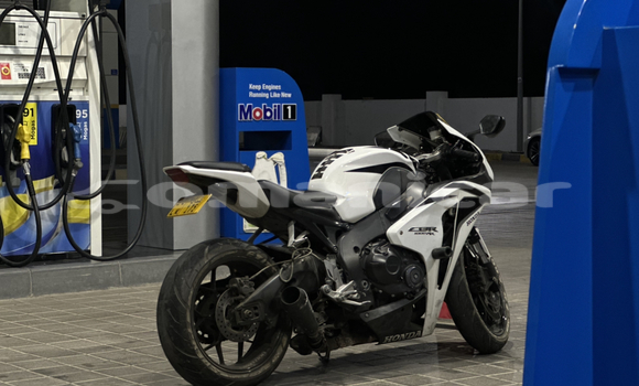 Buy Used Honda CBR 1000 RR White Bike in Masqat in Masqat Buy Used Honda CBR 1000 RR White Bike in Masqat in Masqat