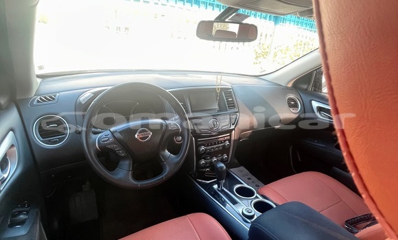 Buy Used Nissan Pathfinder Silver Car in Muscat in Masqat Buy Used Nissan Pathfinder Silver Car in Muscat in Masqat