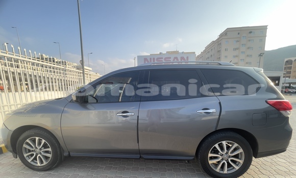 Buy Used Nissan Pathfinder Silver Car in Muscat in Masqat Buy Used Nissan Pathfinder Silver Car in Muscat in Masqat