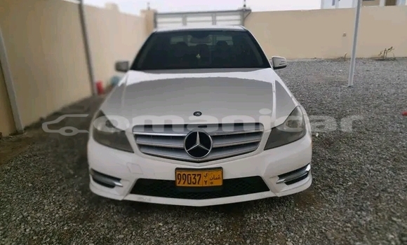 Buy Used Mercedes Viano White Car in Saham in al-Batinah
