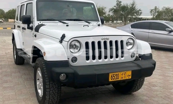 Buy Used Toyota Tacoma White Car in Madinat Qabus in Masqat Buy Used Toyota Tacoma White Car in Madinat Qabus in Masqat