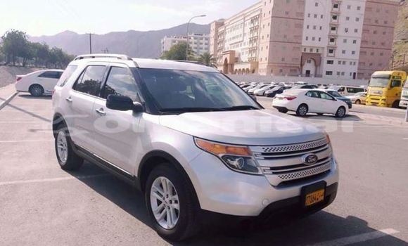Buy Used Ford Escape White Car in Masqat in Masqat