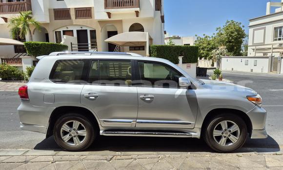 Buy Used Toyota Land Cruiser Silver Car in Muscat in Masqat Buy Used Toyota Land Cruiser Silver Car in Muscat in Masqat