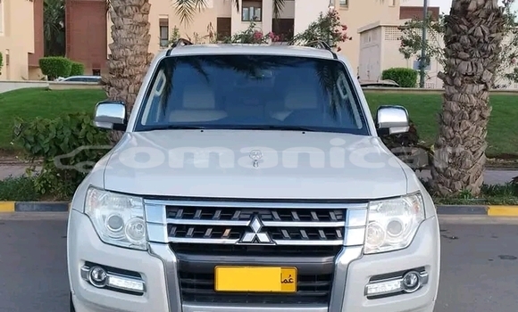 Buy Used Mitsubishi Carisma White Car in Suhar in al-Batinah