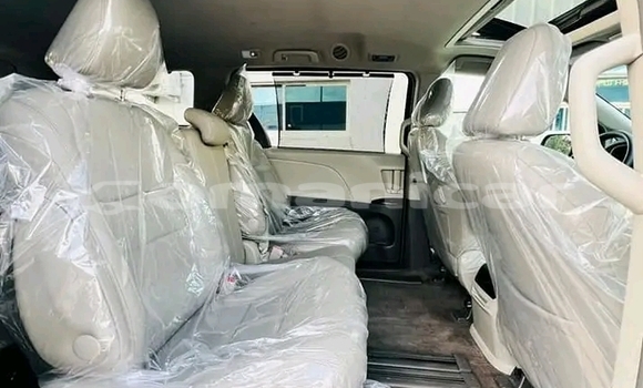 Buy Used Toyota Sienna Black Car in Matrah in Masqat Buy Used Toyota Sienna Black Car in Matrah in Masqat