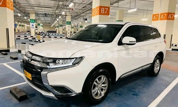 Buy Used Mitsubishi Outlander White Car in Sumayl in ad-Dakhiliyah Buy Used Mitsubishi Outlander White Car in Sumayl in ad-Dakhiliyah