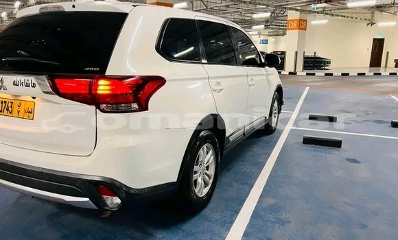 Buy Used Mitsubishi Outlander White Car in Sumayl in ad-Dakhiliyah Buy Used Mitsubishi Outlander White Car in Sumayl in ad-Dakhiliyah