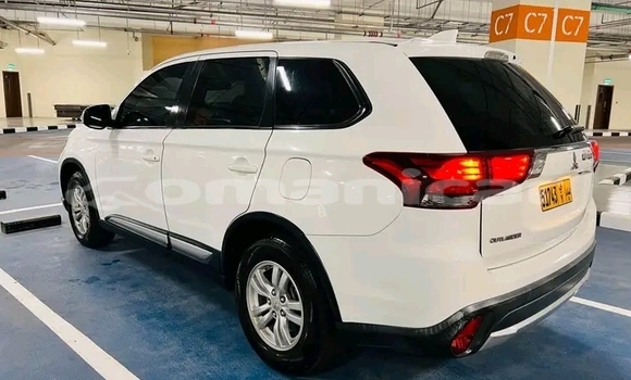 Buy Used Mitsubishi Outlander White Car in Sumayl in ad-Dakhiliyah Buy Used Mitsubishi Outlander White Car in Sumayl in ad-Dakhiliyah