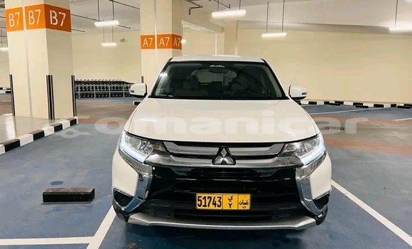 Buy Used Mitsubishi Outlander White Car in Sumayl in ad-Dakhiliyah Buy Used Mitsubishi Outlander White Car in Sumayl in ad-Dakhiliyah