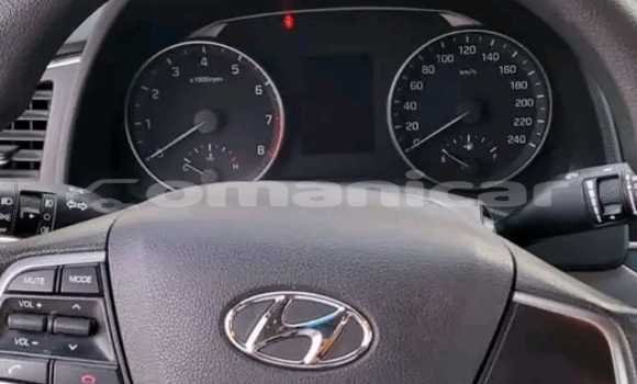 Buy Used Toyota Avensis Verso White Car in as–Sib in Masqat