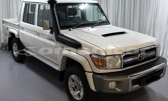 Buy Used Toyota Land Cruiser White Car in Muscat in Masqat Buy Used Toyota Land Cruiser White Car in Muscat in Masqat
