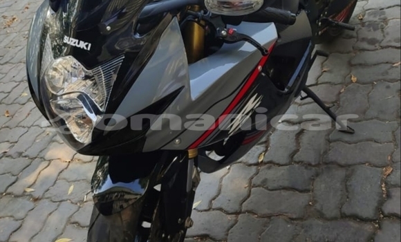 Buy Used Suzuki GSX–R Beige Bike in Muscat in Masqat Buy Used Suzuki GSX–R Beige Bike in Muscat in Masqat
