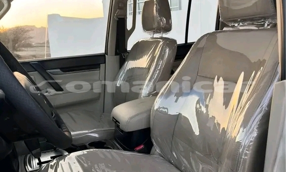 Buy Used Mitsubishi Pajero White Car in as–Sib in Masqat Buy Used Mitsubishi Pajero White Car in as–Sib in Masqat