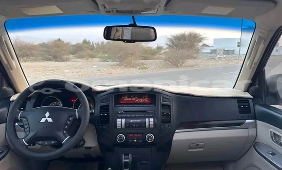 Buy Used Mitsubishi Pajero White Car in as–Sib in Masqat Buy Used Mitsubishi Pajero White Car in as–Sib in Masqat