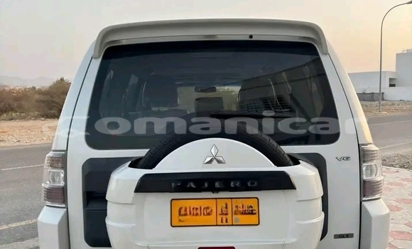 Buy Used Mitsubishi Pajero White Car in as–Sib in Masqat Buy Used Mitsubishi Pajero White Car in as–Sib in Masqat