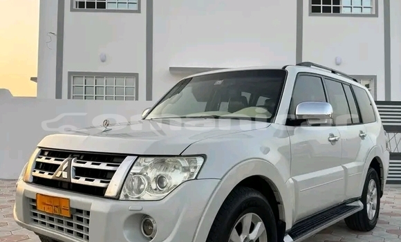 Buy Used Mitsubishi Pajero White Car in as–Sib in Masqat Buy Used Mitsubishi Pajero White Car in as–Sib in Masqat