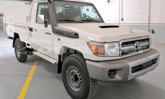 Buy Used Toyota Land Cruiser White Car in Muscat in Masqat Buy Used Toyota Land Cruiser White Car in Muscat in Masqat
