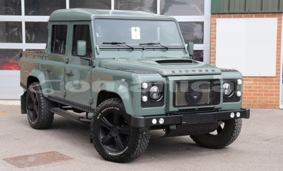 Buy Used Land Rover Defender Green Car in Muscat in Masqat