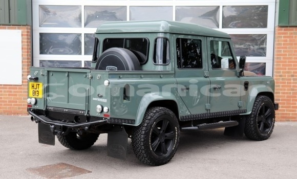 Buy Used Land Rover Defender Green Car in Muscat in Masqat Buy Used Land Rover Defender Green Car in Muscat in Masqat