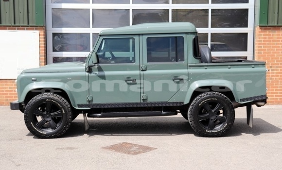 Buy Used Land Rover Defender Green Car in Muscat in Masqat Buy Used Land Rover Defender Green Car in Muscat in Masqat