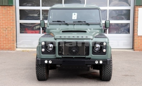 Buy Used Land Rover Defender Green Car in Muscat in Masqat Buy Used Land Rover Defender Green Car in Muscat in Masqat